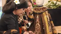 Anne Avantie Ubah Kain Perca Batik Jadi Jubah Kanak-Kanak Yesus untuk Misi Perdamaian di Praha