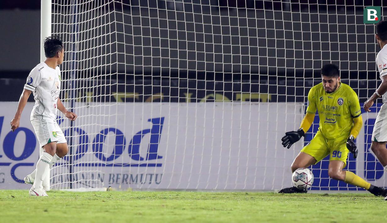 Agresivitas Persebaya demi mencetak gol balasan tidak berhenti. Samsul Arif  berhasil meneruskan umpan lambung yang membuahkan gol bagi Persebaya Surabaya di menit ke-38. (Bola.com/Bagaskara Lazuardi)