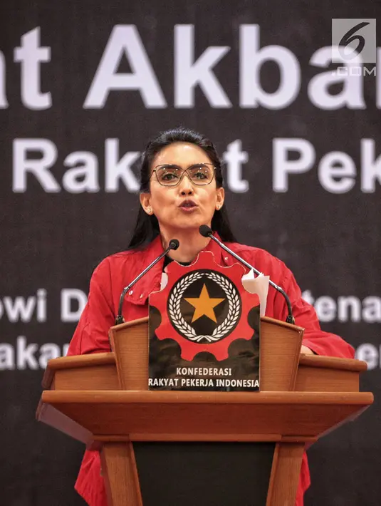 Ketua Umum KRPI, Rieke Diah Pitaloka berorasi dalam rapat akbar Konfederasi Rakyat Pekerja Indonesia di Jakarta, Sabtu (22/12). Kegiatan itu bertema “Mengawal Kebijakan Jokowi di Bidang Ketenagakerjaan dan Jaminan Sosial”. (Liputan6.com/Faizal Fanani)