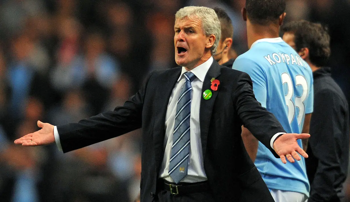 Mark Hughes yang pensiun sebagai pemain pada Juli 2002 bersama Blackburn Rovers, tercatat pernah menjuarai Liga Inggris sebanyak dua kali bersama Manchester United pada musim 1992/1993 dan 1993/1994. Saat banting setir sebagai pelatih, ia pernah menukangi 6 klub EPL, Blackburn Rovers, Manchester City, Fulham, QPR, Stoke Ciy dan Southampton, namun tak sekalipun menjadi juara. (AFP/Andrew Yates)