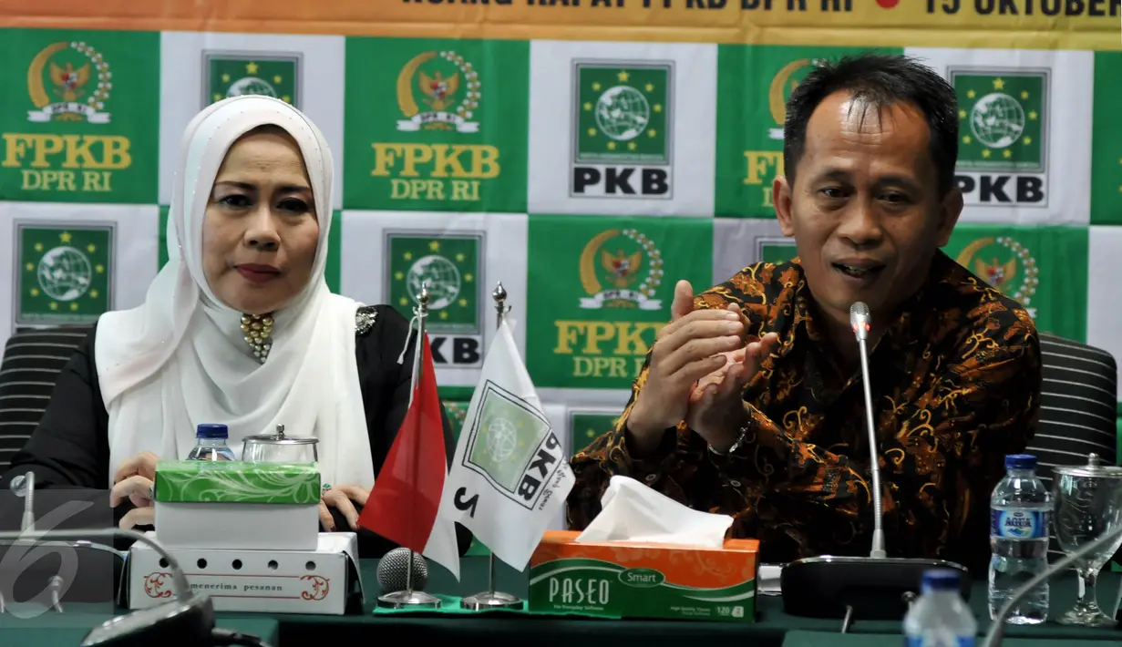 Artis Dewi Yull (kiri) dan Direktur Orang Dengan Kecacatan (ODK) Kementerian Sosial Nahar, Anggota Komisi VIII DPR Fraksi PKB Maman Imanul Haq saat diskusi Kaum Disabilitas Juga Manusia, Jakarta, Kamis (15/10/2015). (Liputan6.com.Johan Tallo)