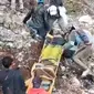 Korban HL Wisatawan asal China yang terjatuh ke jurang sedalam 75 meter di kawasan wisata alam Kawah Ijen dievakuasi (Istimewa)