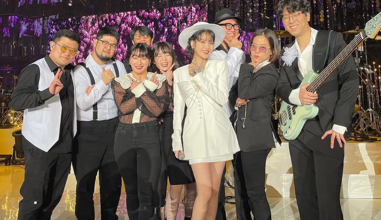 Sedangkan untuk tampilan dalam setelan putih, IU juga memadukan blazer lengan panjang dengan detail kancing dan dua kantong di bagian bawah. Sama-sama memakai high heels simple, IU menggulung rambutnya dan menambahkan topi yang juga berwarna putih. Foto: Instagram.