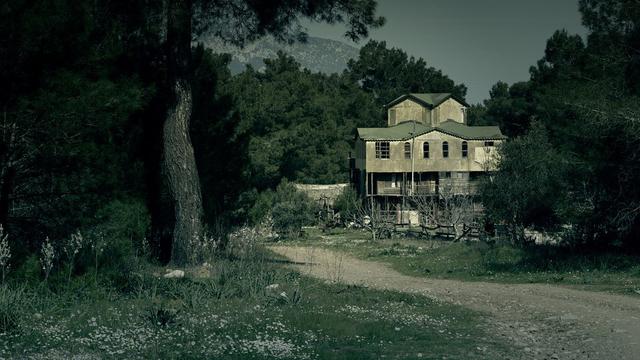 Ilustrasi rumah angker