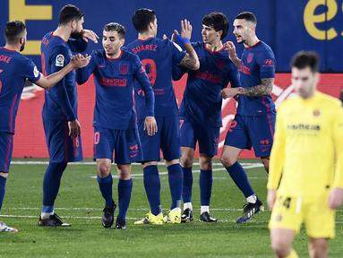 Para pemain Atletico Madrid merayakan gol yang dicetak oleh Joao Felix ke gawang Villareal pada laga Liga Spanyol di Stadion Ceramica, Minggu (28/2/2021). Atletico Madrid menang dengan skor 2-0. (AP/Jose Breton)