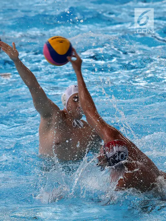 Atlet Polo Air Putra Indonesia, Ridjkie Mulia berebut bola dengan atlet Polo Air Putra Korea Selatan pada pertandingan babak semifinal putra peringkat 5 - 8 besar di Akuatik Center, Jakarta, Jumat (31/8).(Liputan6.com/Fery Pradolo)