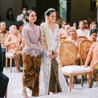 Maudy Ayunda digandeng sang adik, Amanda Khairunnisa (Instagram/akhairunnisa)