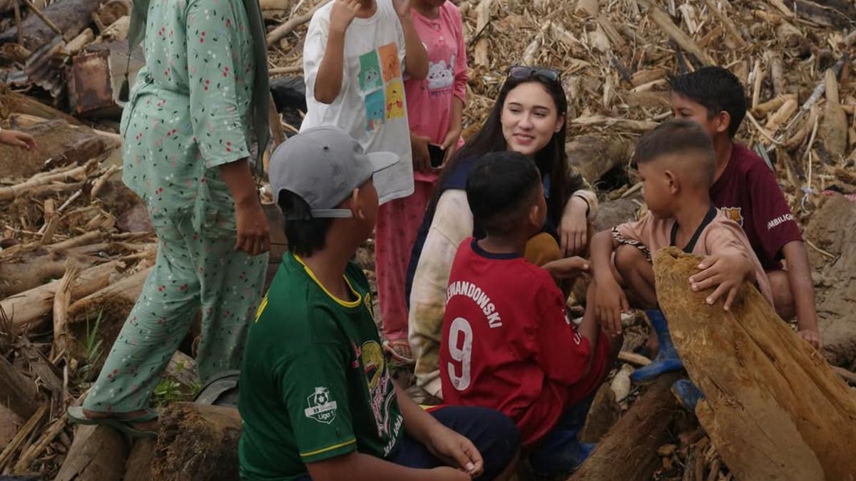 Putus dari Giorgino Abraham, Ini 6 Potret Yasmin Napper Aktif Jadi Relawan Banjir