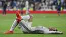 Bintang Real Madrid, Gareth Bale tidur sambil berpangku kaki usai laga melawan RC Celta de Vigo pada laga La Liga Spanyol di Santiago Bernabeu stadium, Madrid, (27/8/2016). (AFP/Pierre-Philippe Marcou)