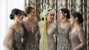 Padu padan kain batik seragam bridesmaid dan bros silver di bagian tengah dada mempermanis penampilan Aaliyah Massaid secara keseluruhan saat menjadi bridesmaid Mahalini Raharja. [Foto: Instagram/aaliyah.massaid]