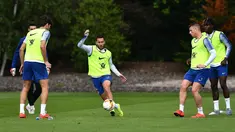 Gelandang Chelsea, Eden Hazard (tengah) menggiring bola saat mengikuti sesi latihan tim di Chelsea Training Ground, di Cobham, Surrey (22/5/2019). Chelsea akan bertanding melawan Arsenal pada babak Final Liga Europa pada 29  Mei di Baki Olimpiya Stadionu. (AFP Photo/Ben Stansall)