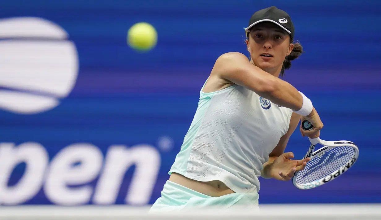 Iga Swiatek begitu mendominasi jalannya set pertama dan berhasil unggul telak 6-2 atas Ons Jabeur. (AP/Charles Krupa)