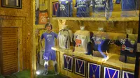 Gelandang Persib Bandung, Hariono membangun museum mini di Bandung sebagai bentuk apresiasinya kepada bobotoh. (Bola.com/Erwin Snaz)