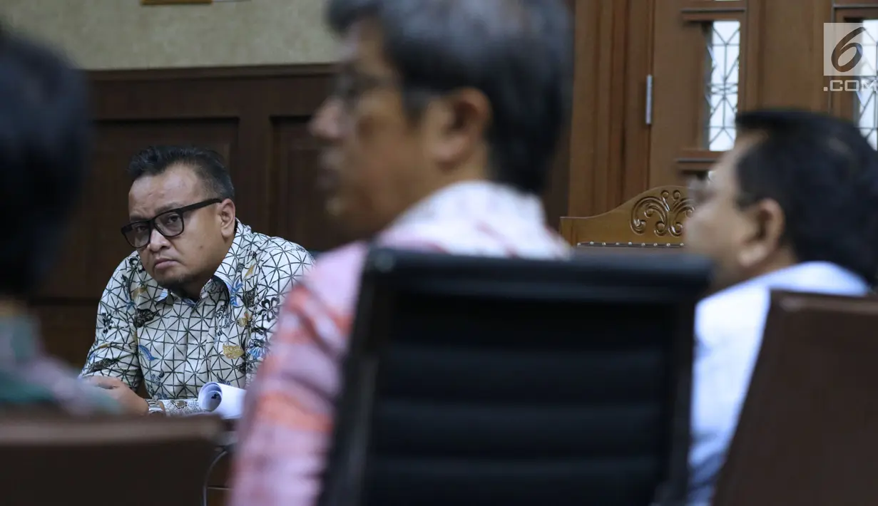 Terdakwa dugaan korupsi pengadaan e-KTP, Irvanto Hendra Pambudi (kiri) menyimak keterangan saksi pada sidang lanjutan di Pengadilan Tipikor, Jakarta, Selasa (18/9). Sidang mendengar keterangan enam saksi. (Liputan6.com/Helmi Fithriansyah)
