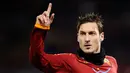 Striker dan kapten AS Roma Francesco Totti membuka kemenangan pada saat Giallorossi menghantam Cagliari 3-0 pada lanjutan Serie A, 22 Januari 2011.AFP PHOTO/Filippo MONTEFORTE