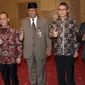 Plt Ketua KPK Taufiqurachman Ruki (tengah) didampingi Direktur Penyidikan baru Kombes Pol Aris Budiman (kiri) dan Kepala Biro Hukum baru Kombes Pol Setiadi (kanan) berfoto bersama usai upacara pelantikan di Jakarta, Rabu (16/9).(Liputan6.com/Helmi Afandi)