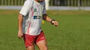 Pelatih Persipura, Oswaldo Lessa terlihat begitu piawai bola di sela-sela latihan di Lapangan C Senayan, Jakarta, (5/5/2015). Latihan tersebut merupakan persiapan jelang AFC 2015 di Bengaluru, India, 12 Mei mendatang. (Liputan6.com/Helmi Fithriansyah)