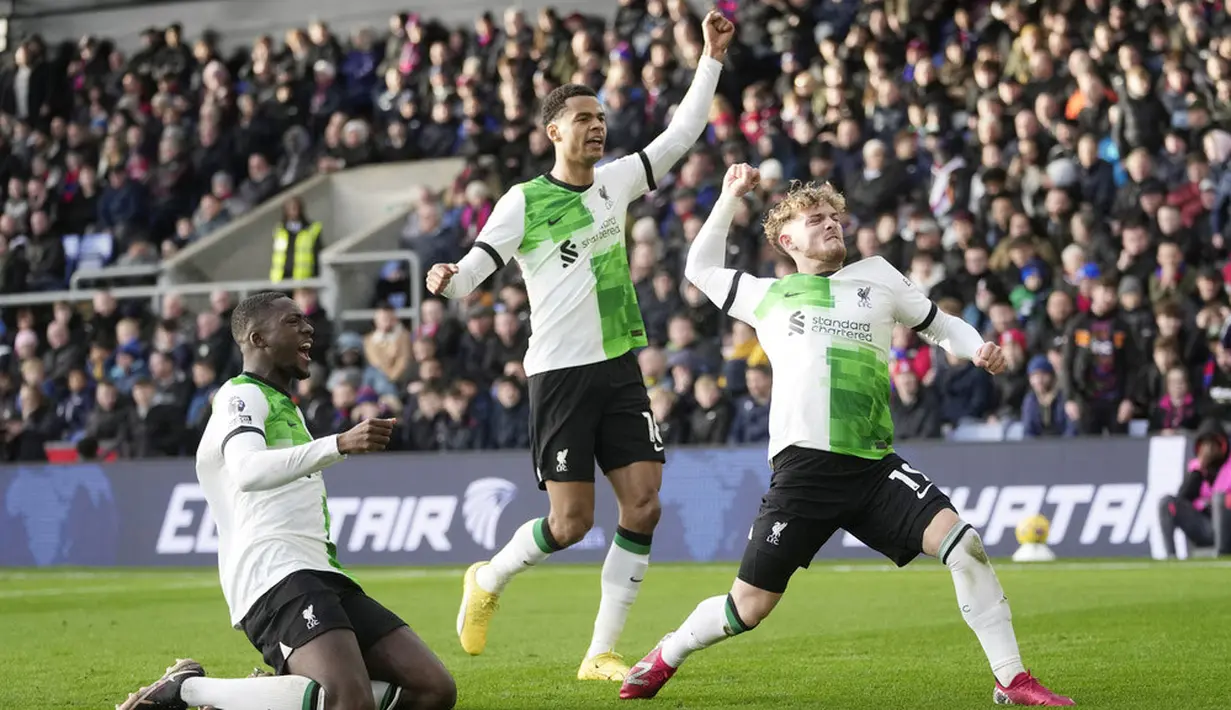 Pemain Liverpool, Harvey Elliott, melakukan selebrasi setelah mencetak gol ke gawang Crystal Palace pada laga pekan ke-16 Premier League di Selhurst Park, Sabtu (9/12/2023). Kemenangan ini membawa The Reds bertengger di posisi teratas  klasemen sementara dengan 37 poin. (AP Photo/Kin Cheung)