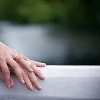 Sebarkan kebahagiaanmu setelah lamaran sewajarnya, jangan berlebihan. (Foto: pexels.com)