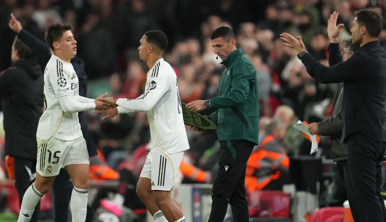 Pemain Real Madrid, Trent Alexander-Arnold (kiri) masuk menggantikan Arda Guler untuk bermain dalam laga Liga Champions 2025/2026 melawan Liverpool di Anfield, Liverpool, Inggris, Selasa (04/11/2025) waktu setempat. (AP Photo/Jon Super)
