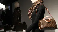 Ilustrasi tas klasik Louis Vuitton memperlihatkan koleksi musim gugur 2011 di Paris (PIERRE VERDY / AFP)
