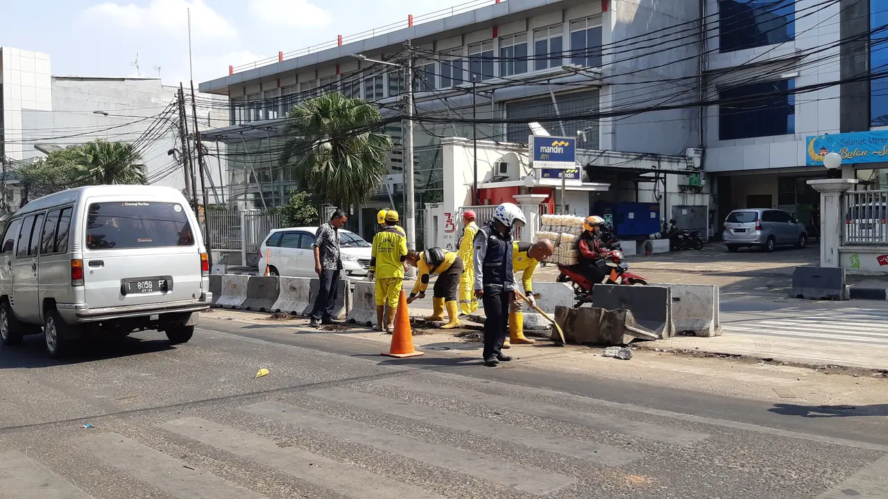 Pasukan oranye bergerak cepat di kawasan Kota Baru Utara, Jakarta Barat. Mereka membersihkan sisa-sisa sampah maupun puing bekas rusuh aksi 22 Mei 2019 di daerah sekitar.