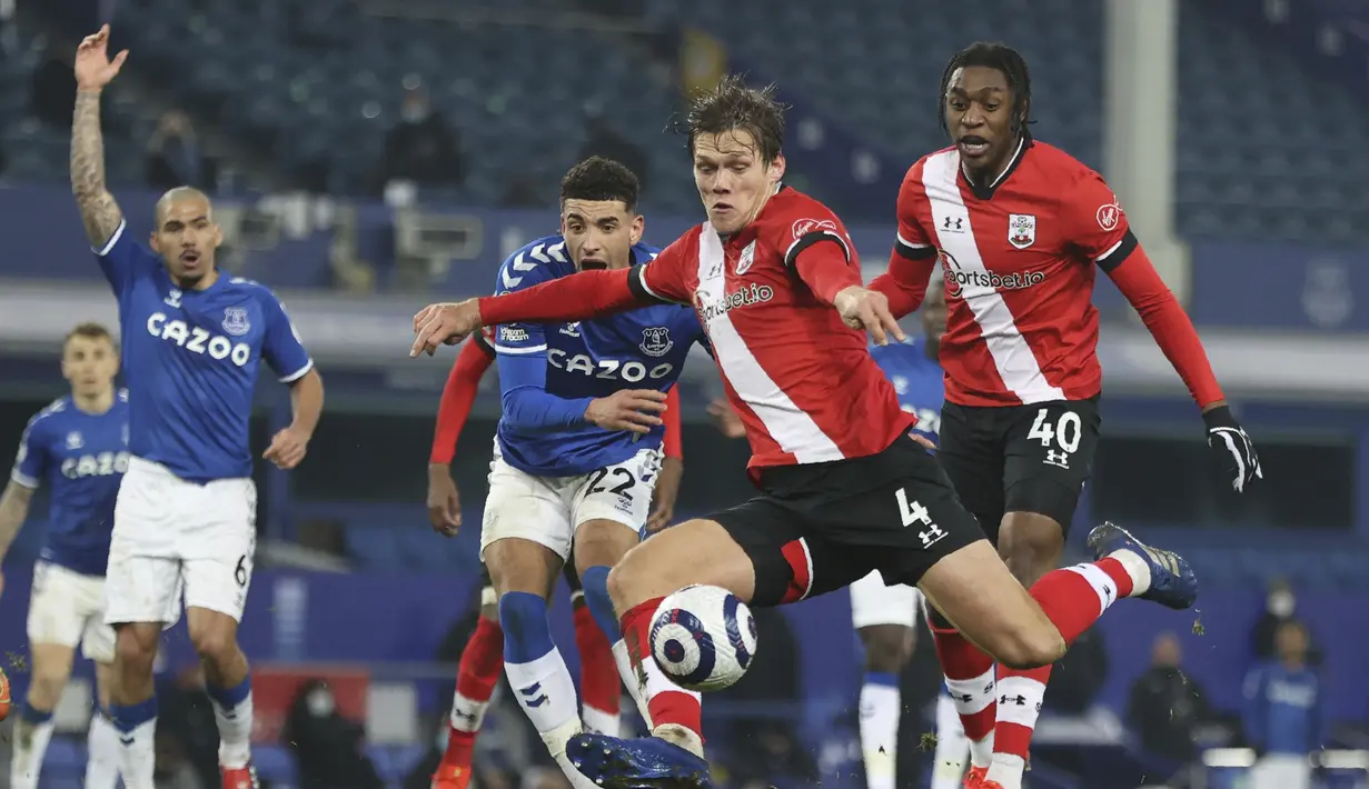 Bek Southampton, Jannik Vestergaard melepaskan tendangan ke gawang Everton dalam laga lanjutan Liga Inggris 2020/21 pekan ke-26 di Goodison Park, Liverpool, Senin (1/3/2021). Southampton kalah 0-1 dari Everton. (AP/Clive Brunskill/Pool)