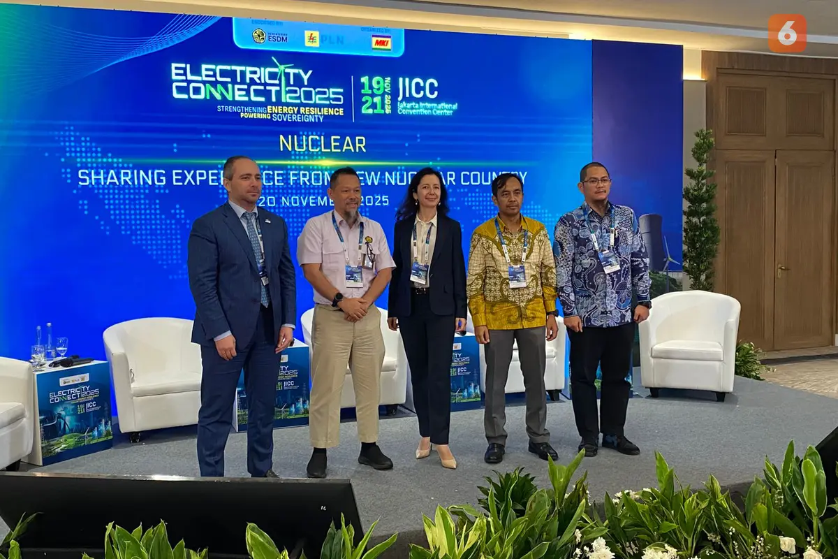 Wakil Direktur Jenderal Solusi Energi Terapung Rosatom Mechanical Engineering LLC Vladimir Aptekarev menjadi pembicara dalam acara Electricity Connect 2025 pada sesi Sharing Experience from New Nuclear Country pada Kamis (20/11/2025) di JICC, Jakarta.