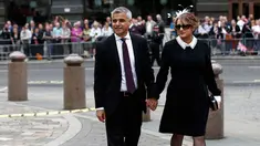 Wali Kota London Sadiq Khan dan istrinya Saadiya tiba untuk menghadiri perayaan ulang tahun ke-90 Ratu Elizabeth di Katedral St Paul di London, Inggris, (10/6/2016). (REUTERS / Peter Nicholls)