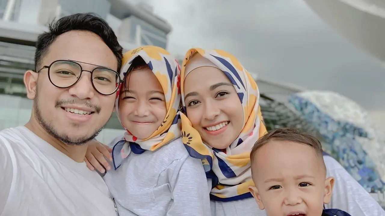 Sudah Jarang Muncul, Ini 7 Potret Poppy Bunga Bersama Keluarga Kecilnya