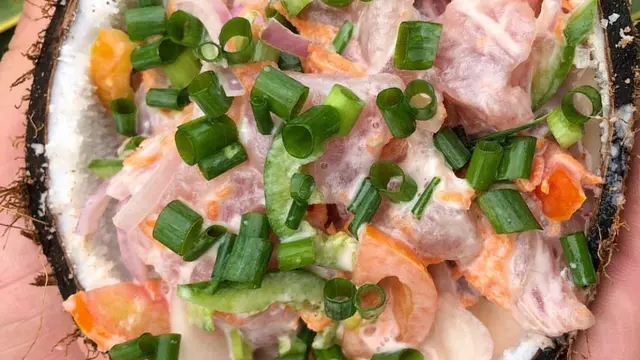 Poisson cru kuliner di Polinesia Prancis