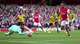 Penjaga gawang Watford, Ben Foster berusaha menangkap bola dari kejaran penyerang Arsenal, Pierre-Emerick Aubameyang pada pertandingan lanjutan Liga Inggris di Stadion Emirates, London, Minggu (17/11/2021). Arsenal menang tipis atas Watford 1-0. (John Walton/PA via AP)