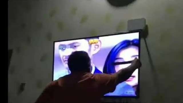 6 Potret Pose Bapak-bapak saat Nonton Televisi Ini Bikin Geleng Kepala