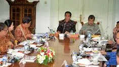 Presiden Joko Widodo (kiri menghadap lensa) bersama Wapres Jusuf Kalla (kanan) memimpin rapat terbatas kabinet di Istana Bogor, Senin (16/2/2015). Rapat tersebut membahas pengembangan pariwisata Indonesia. (Liputan6.com/Faizal Fanani)