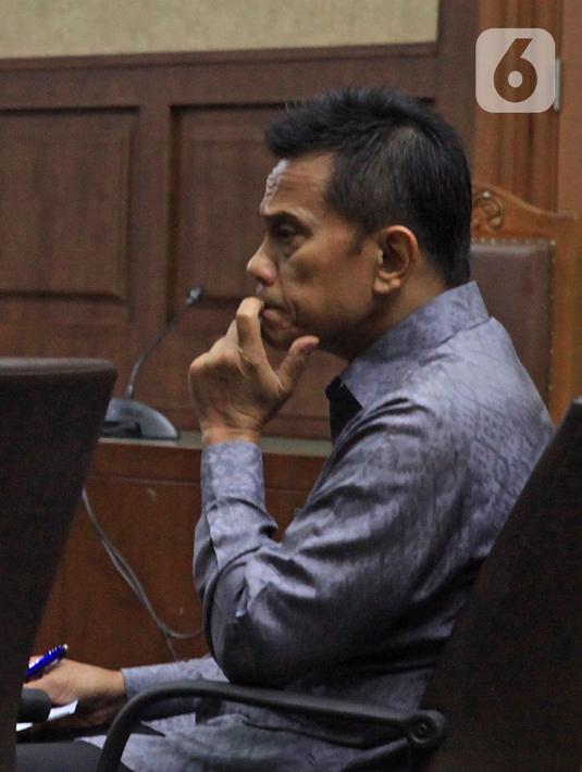 Mantan Dirut PT Mugi Rekso Abadi, Soetikno Soedarjo mendengarkan dakwaan jaksa di Pengadilan Tipikor, Jakarta, Kamis (26/12/2019). Soetikno didakwa menyuap mantan Dirut Garuda Indonesia Emirsyah Satar terkait pengadaan pesawat dan mesin pesawat di PT Garuda Indonesia. (Liputan6.com/Herman Zakharia)