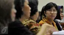 Ketua Pansel Capim KPK Destry Damayanti (kanan) saat rapat dengan Komisi III DPR di Kompleks Parlemen Senayan, Jakarta, (23/11). Setelah 3 kali ditunda, rapat antara Komisi III DPR dengan Pansel Capim KPK mencapai kata sepakat. (Liputan6.com/Johan Tallo)