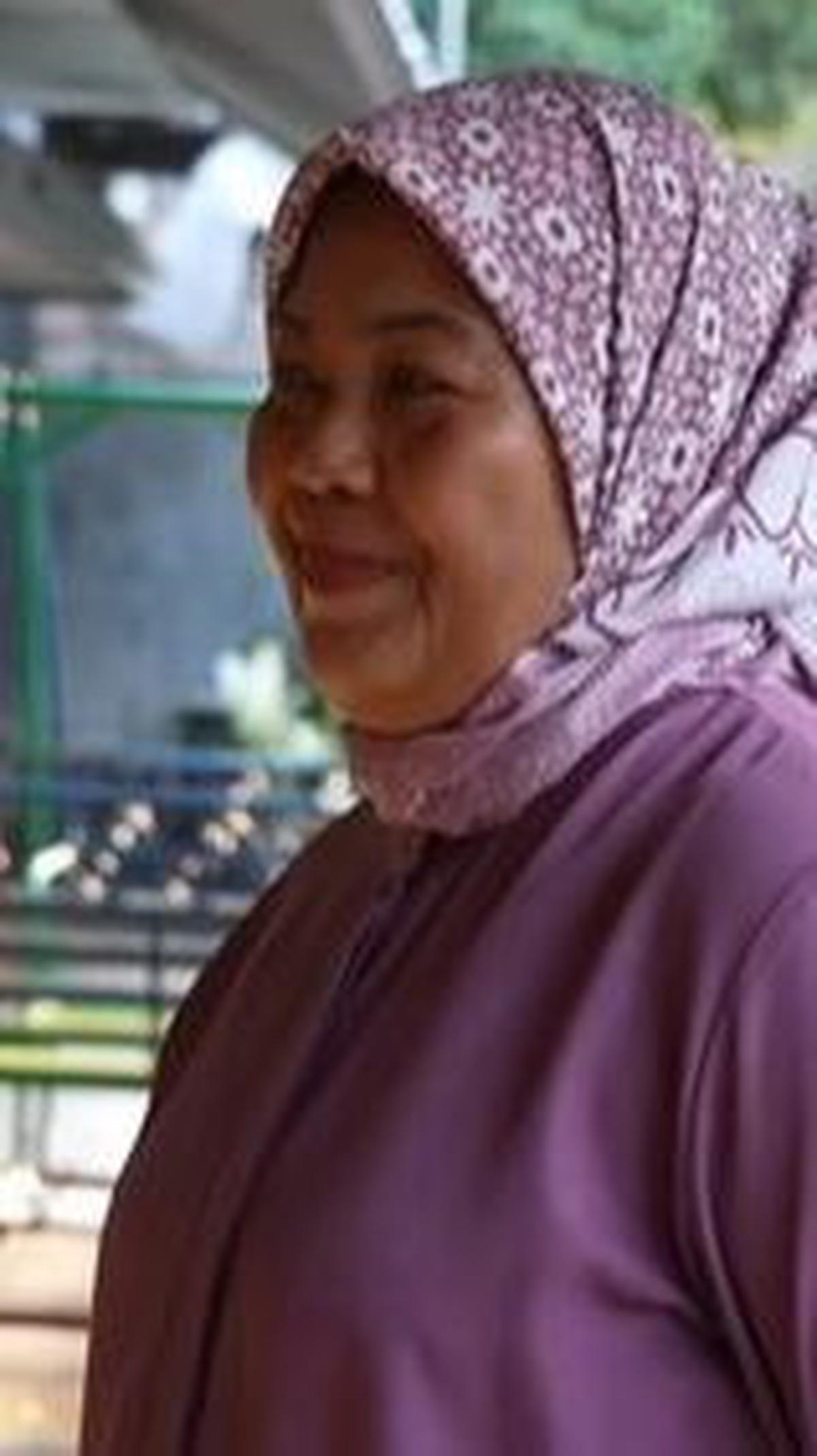 Tak hanya bernostalgia, Sara juga memperkenalkan sang tante.