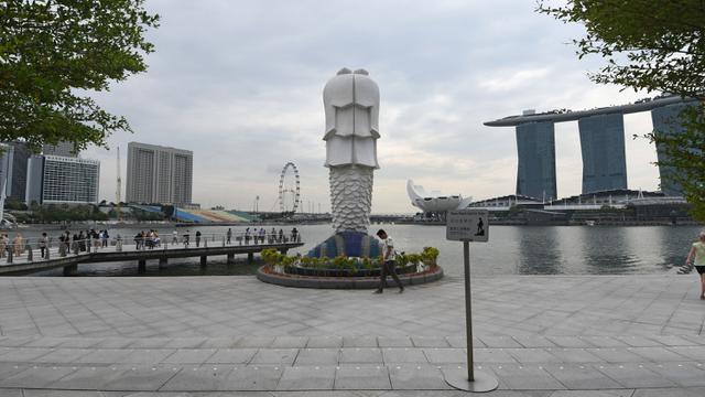 <span>Para wisatawan mengunjungi Taman Merlion di Singapura pada 6 Maret 2020. Tempat-tempat wisata utama di Singapura sepi dari turis di tengah epidemi virus corona COVID-19. (Xinhua/Then Chih Wey)</span>