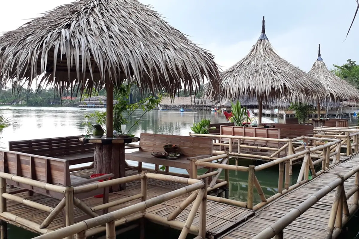 Ngabuburit di Danau Bojongrongga, Kedungreja, Cilacap pada Ramadan 2018. (Foto: Liputan6.com/Muhamad Ridlo)