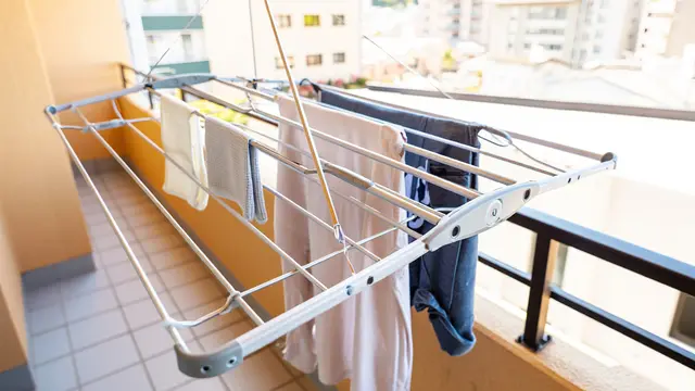 Ide Tempat Jemur Baju Lipat untuk Rumah Tipe Kecil (AI)