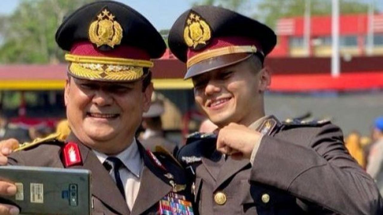 Ia merupakan anak dari jenderal bintang dua polri, yakni Irjen Polisi (Purn) Napoleon Bonaparte.