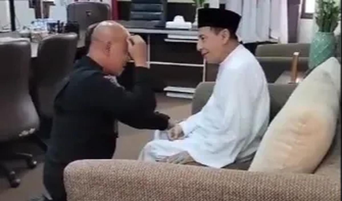 "Maulana Habib Luthfi bin Yahya, ayah bagi kita semua," demikian dikutip dari keterangan video.