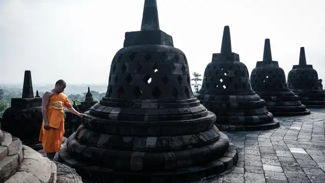 Khidmat, Puluhan Biksu Buddha Panjatkan Doa di Puncak Candi Borobudur