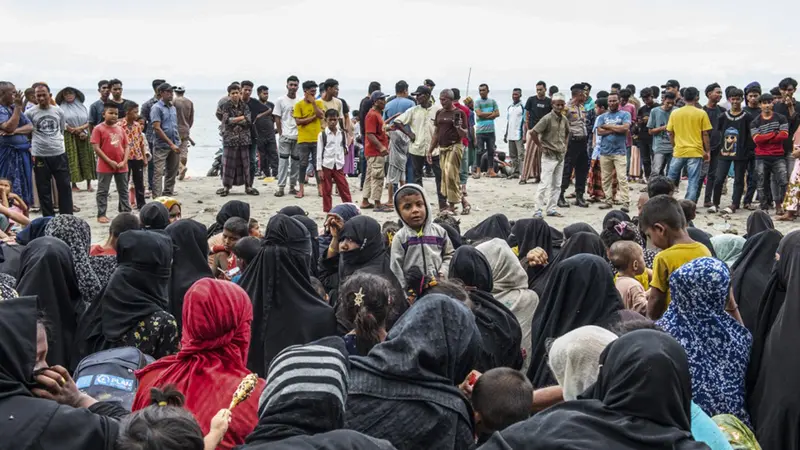 Aksi mahasiswa terjadi di salah satu lokasi penampungan pengungsi Rohingya di Aceh pada Rabu 27 Desember 2023. Demonstrasi dilangsungkan di Gedung Balee Meuseuraya Aceh (BMA), yang merupakan lokasi penempatan sebanyak 137 pengungsi Rohingya.