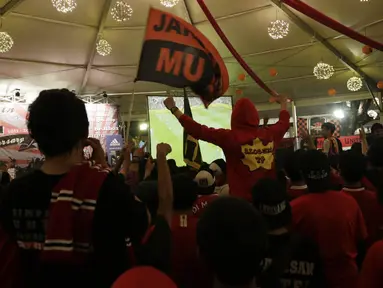 Ratusan penggemar Manchester United mengikuti kegiatan nonton bersama laga antara MU melawan City di Alam Sutera, Tanggerang, Minggu (25/10/2015). (Bola.com/Vitalis Yogi Trisna)