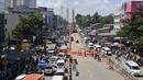 Sejumlah kendaraan mengalami kemacetan di Jalan Raya Cipulir, Jakarta, Kamis (30/4/2015). Pembangunan jalan layang terpanjang Tendean-Ciledug (9,3 kilometer) untuk transjakarta Koridor XIII berimbas pada kemacetan panjang . (Liputan6.com/Andrian M Tunay)