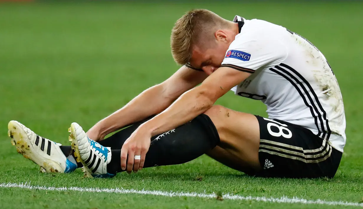 Toni Kroos terlihat sedih usai Jerman dikalahkan 2-0 oleh Prancis saat Semi Final Piala Eropa 2016 di Stade Velodrome, Marseille, Jumat (8/7). (REUTERS / Kai Pfaffenbach)