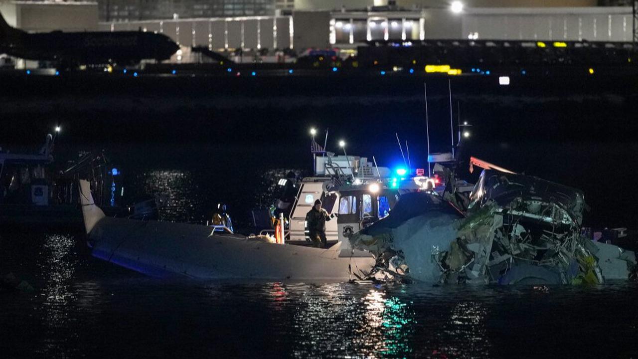 Detik-Detik Pesawat American Airlines Tabrakan di Udara dengan Helikopter Blackhawk di Bandara Washington, Korban Tewas Sudah 19