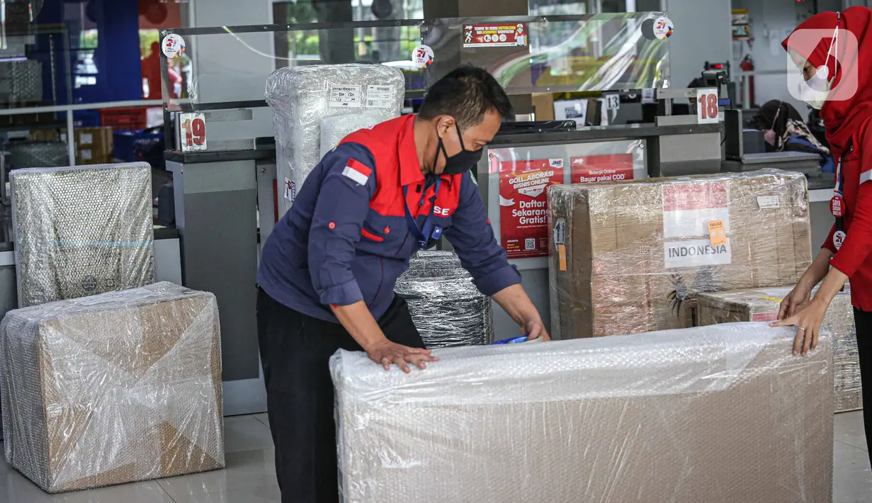 Petugas ekspedisi melakukan pengemasan paket pelanggan di Kantor Cabang JNE, Jakarta, Kamis (30/12/2021). Supply Chain Indonesia (SCI) memprediksi distribusi pengiriman barang pada akhir tahun ini di Jawa dan Bali bisa meningkat 5-10 persen. (Liputan6.com/Faizal Fanani)