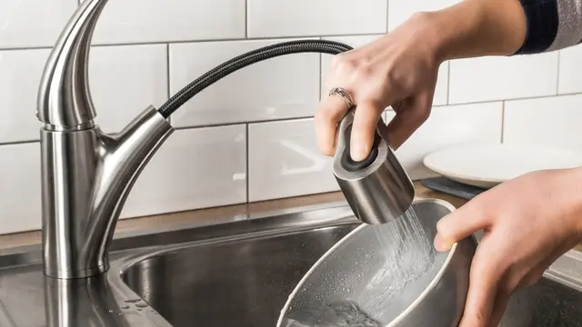 illustrasi merendam piring